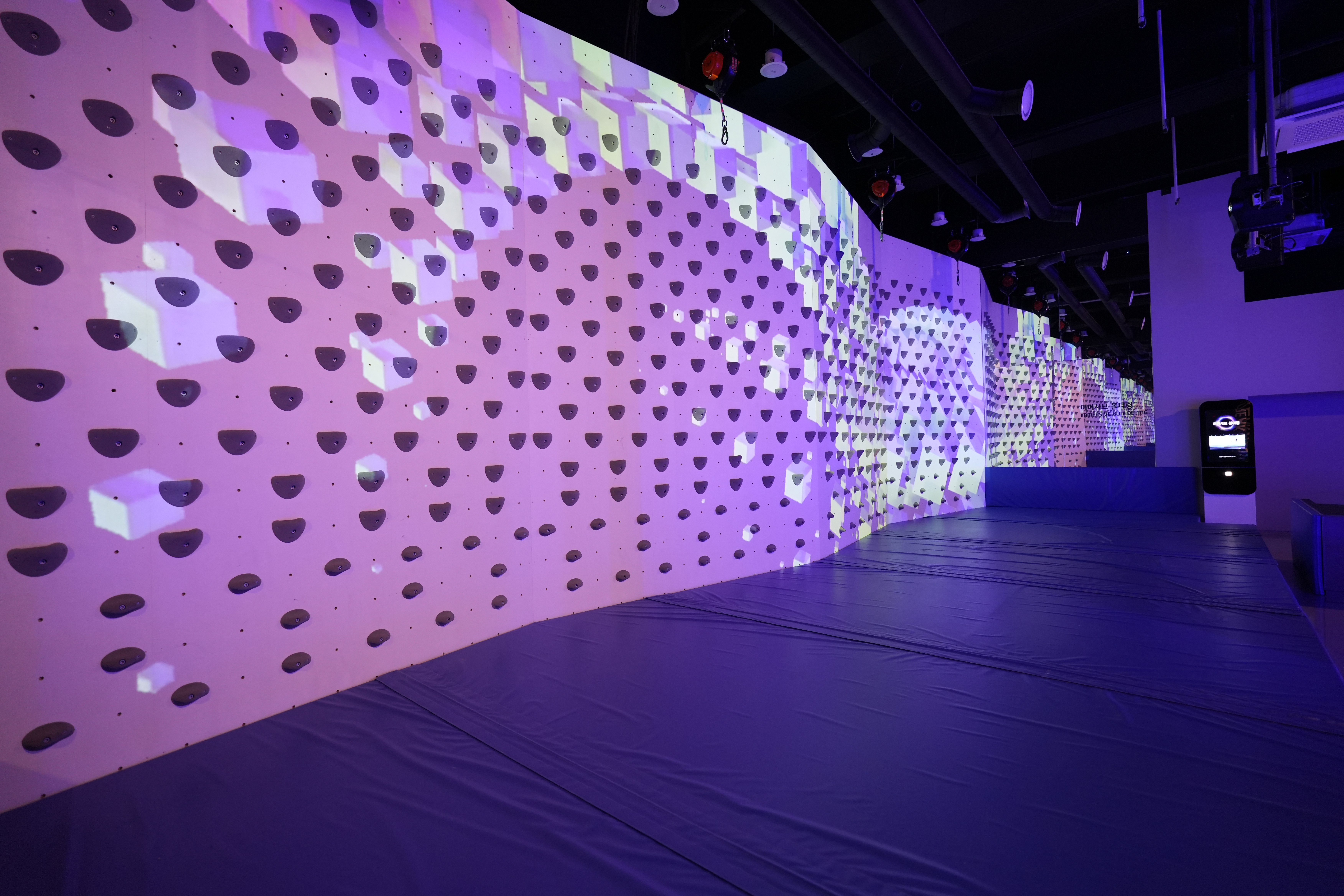 클라이밍 시설 이미지